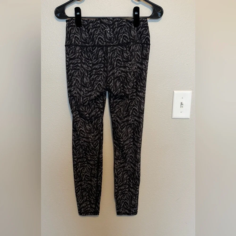 Varley Luna High Rise 7/8 Legging in Dark Mono Zebra Size Medium